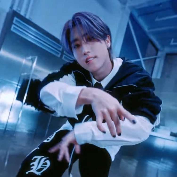 hanjiclips's tweet image. blue haired han jisung w painted nails