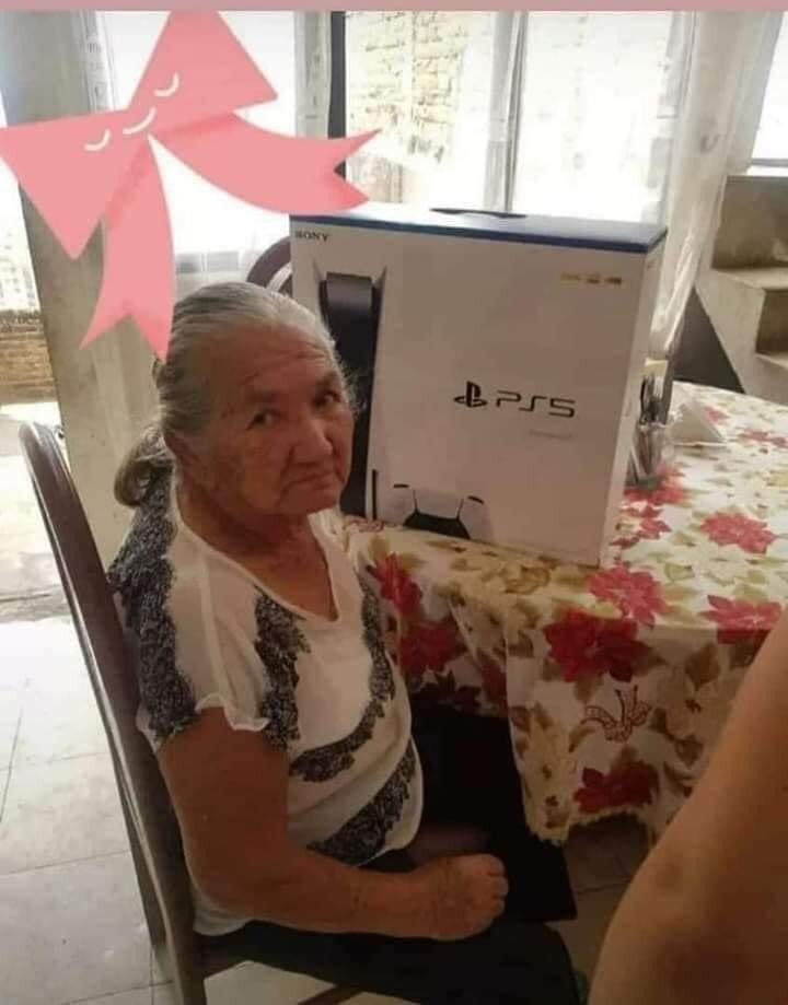 rickinutil's tweet image. minha mãe não gostou do ps5 velha chata reclamona da porra cara
