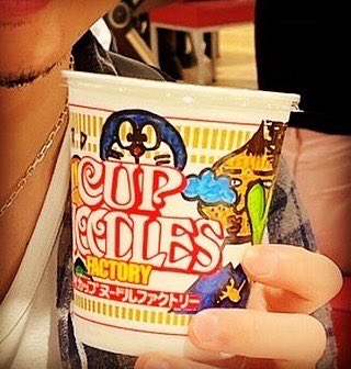 SNOWMAN0120's tweet photo. 念願のカップヌードルミュージアム。
カップヌードルを首から下げながら、梅田でラーメン屋（ラーメン大戦争　梅田店）に入るという、ヤクザな事してきた。

#カップヌードルミュージアム https://t.co/YO3upZqeRm
