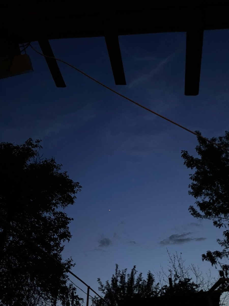 -Әрине. Бәрі жақсы. Уайымдама! 
Сол сәттен кейн көкірегімнің,  дәл жүрегімнің тұсында бір ауыр тас пайда болғанын сездім. Өз ойыммен жеке қалған әрбір сәт сайын сол тастың ұлғайып, өкпені қысып демалуды қиындатанын байқадым. Бәрі жақсы