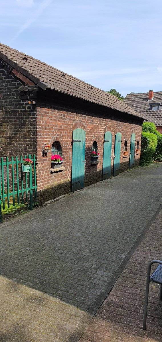 UliFR1's tweet photo. Habe heute an einer sehr informativen Führung durch die Siedlung Eisenheim teilgenommen. Hierbei handelt es sich um die älteste Arbeitersiedlung im #Ruhrpott. Erste Bauphase 1846. Dank der guten Arbeit von @OB_Tourismus war sogar eine 6köpfige Gruppe aus dem Sauerland dabei. https://t.co/chSrI8Oskm