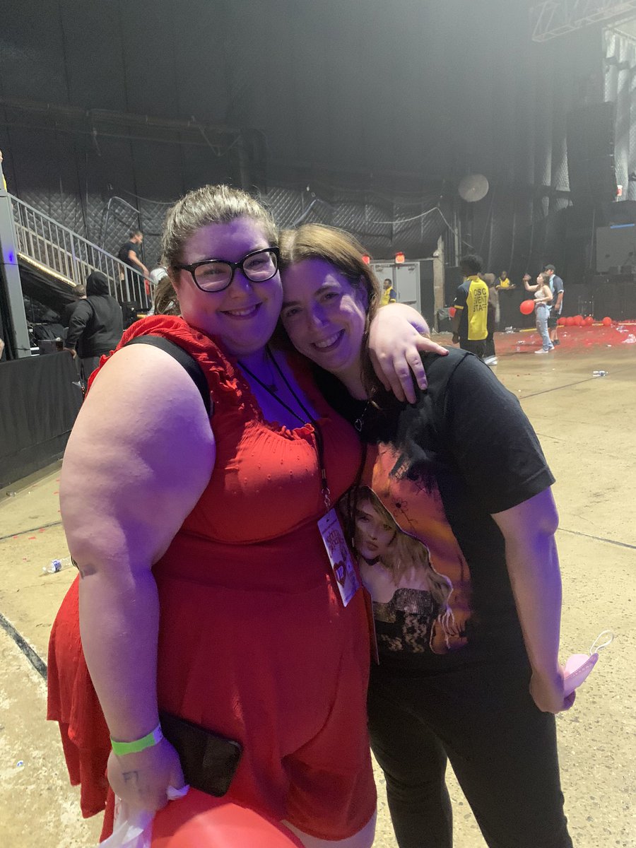 JustSayinTee's tweet photo. keep not sending those emails kids @SabrinaAnnLynn #EmailsICantSendTour #EICSPhiladelphia #EICSPhilly @betubrina https://t.co/JNE52PJ93f