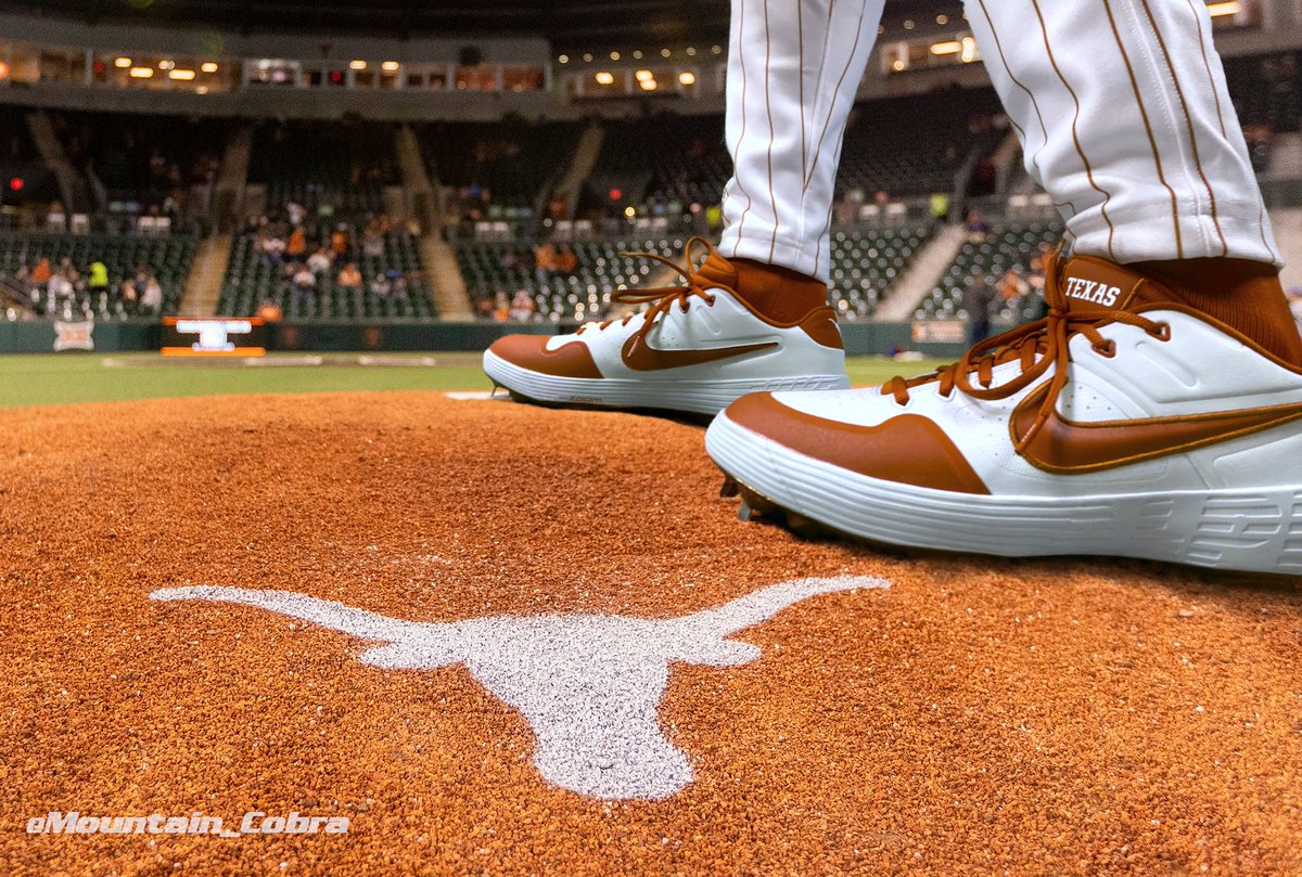 Time to break in the new cleats.

#baseballgear