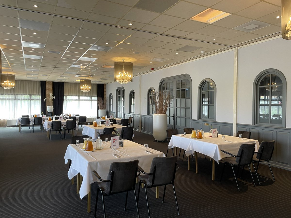 FletcherFootbal's tweet photo. @FC_Emmen dat in de slot van het seizoen cruciale punten moet pakken om de degradatie play-offs te ontwijken neemt het op tegen AZ.
FC Emmen is voorafgaand deze kraker te gast bij Fletcher Hotel-Restaurant Heiloo voor een sportmaaltijd.
#azemm #eredivisie #heilo #alkmaar https://t.co/m8xgarroPe