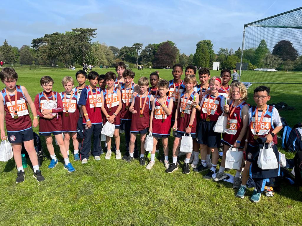 Congratulations to our boys and staff for completing the @TownandGown10k run in Oxford today. Bright, sunny weather, and a marvellous event 🏅