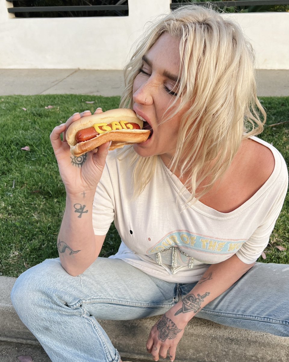 KeshaRose's tweet photo. Are you hungry animals cos we’re about to feast

#GagOrder https://t.co/NiEVcc5tAT