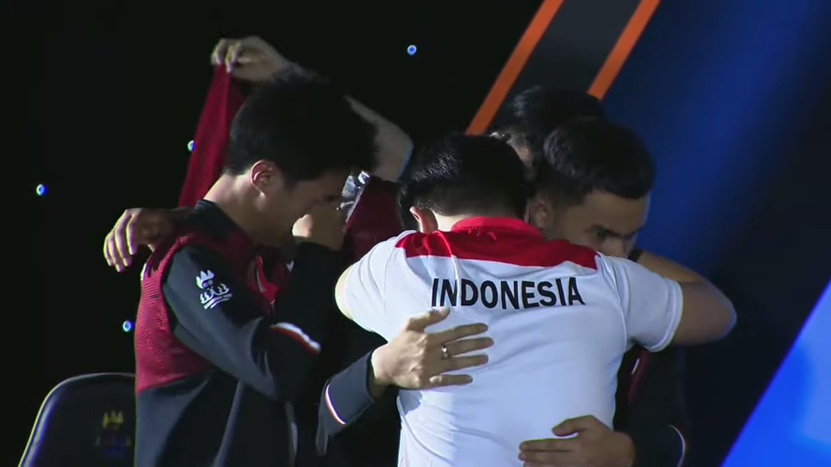 48esports's tweet photo. 🥇 BACK-TO-BACK GOLD MEDAL !!!!!

Dari divisi PUBG Mobile kategori Tim, tim Indonesia 2 kembali membawa medali Emas SEA Games seperti edisi terakhir di 2021 👏👏👏

#SEAGames2023 #EmasUntukIndonesia #IndoPride https://t.co/98wZjYxBdx