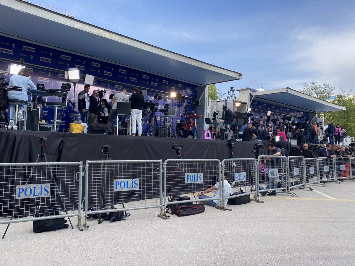 Presse-Crowd bei der #AKP. Warten auf #Erdogan und die Ergebnisse. #tuerkeiwahl