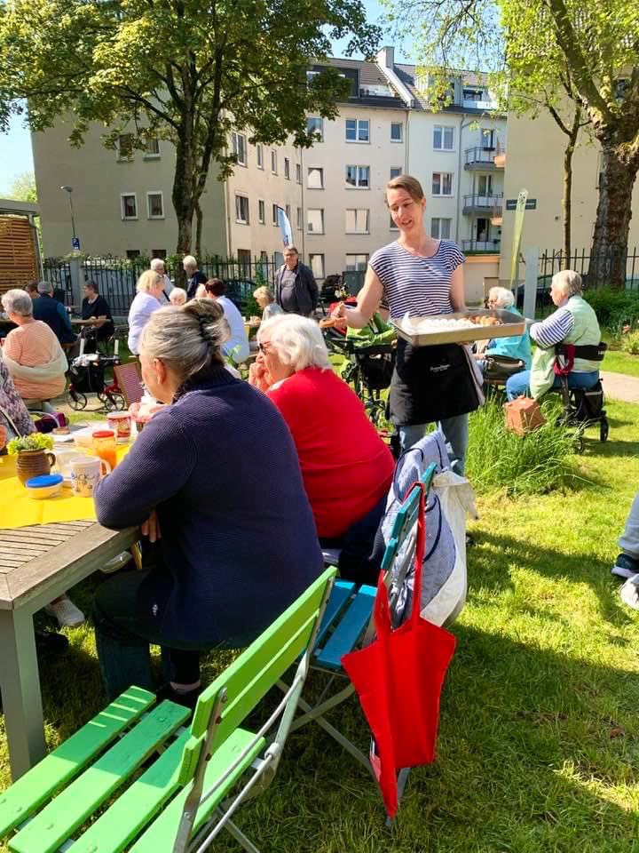 EhrenfelderMit's tweet photo. Mit Sonnenschein genossen wir als Nachbarschaftsinitiative #EhrenfelderMiteinander gestern im #Bochum​er Ehrenfeld #boEhrenfeld ein schönes Nachbarschaftsfrühstück ☕️🥐 mit über 100 Nachbarn unter dem Rotkehlchen.
Aus dem Café Mascha gab es on top leckere Zimtschnecken und 
[…] https://t.co/vEwNKACAXW