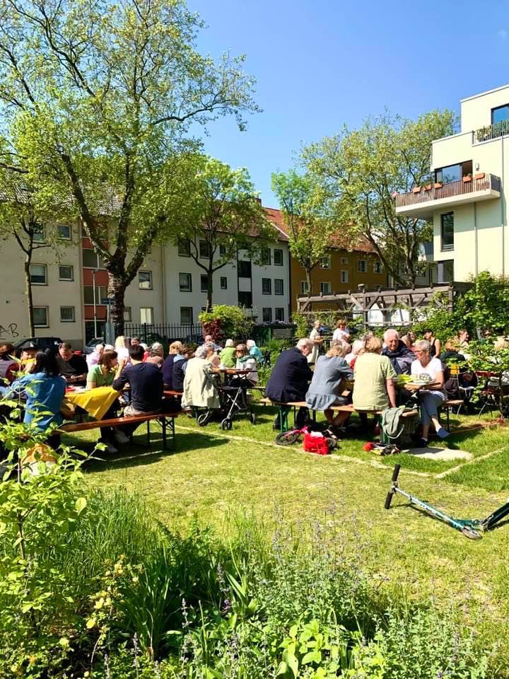 EhrenfelderMit's tweet photo. Mit Sonnenschein genossen wir als Nachbarschaftsinitiative #EhrenfelderMiteinander gestern im #Bochum​er Ehrenfeld #boEhrenfeld ein schönes Nachbarschaftsfrühstück ☕️🥐 mit über 100 Nachbarn unter dem Rotkehlchen.
Aus dem Café Mascha gab es on top leckere Zimtschnecken und 
[…] https://t.co/vEwNKACAXW