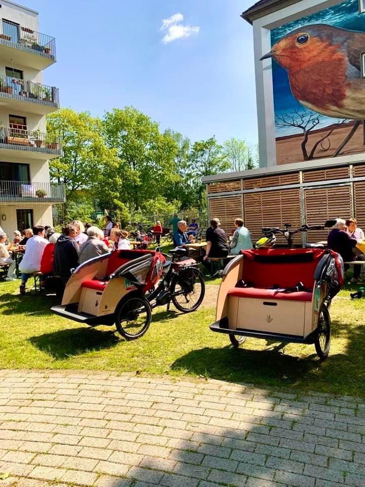 EhrenfelderMit's tweet photo. […] #RadelnOhneAlter 🛺 war auch unterwegs. Interessierte Besucher*innen haben sich die Tagespflege der Diakonie von den freundlichen Mitarbeiterinnen zeigen lassen.
#EhrenfelderMiteinander #EhrMi #nachbarschaft #tagespflege #cafémascha #diakonie  #kronenstrasse https://t.co/Z6oYUHmONf