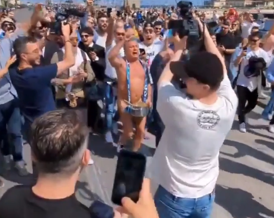 RollingSohn's tweet photo. Francesco Paolantino, Schauspieler und #Edelfan des @sscnapoli hat sein Versprechen gehalten - er meinte, wenn Napoli die Meisterschaft gewinnt, läuft er nackt und Nudeln essend durch die Stadt ... ein echter #Ehrenmann! 

#Fussball https://t.co/UedSBCYldy