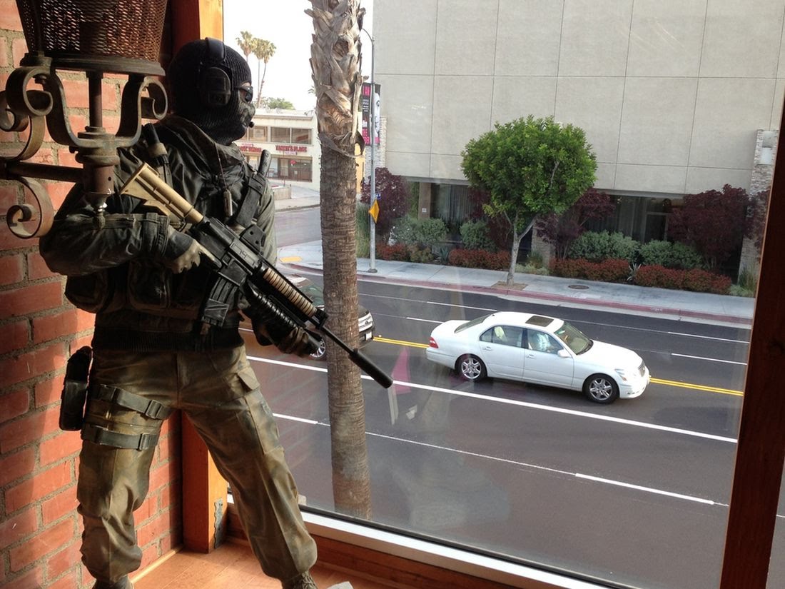 DaftHero's tweet photo. Hace como 10 años alguien llamo a la policía diciéndo que había una persona armada en las oficinas de Infinity ward y que iba a matar a alguien, cuando llegó la policía le ordenaron que suelte el arma, pero el tirador no la soltaba porque no era humano, era una estatua de ghost https://t.co/aVVpw9ReRc