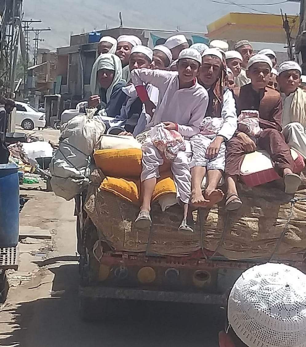 Such a shameful sight: young kids from madrassas are being used for political scoring &amp; creating chaos. <a href="/ICT_Police/">Islamabad Police</a> &amp; Govt abetting the possible attack on SC, and funnily Section 144 has evaporated! #آئینبچاؤپاکستان_بچاؤ