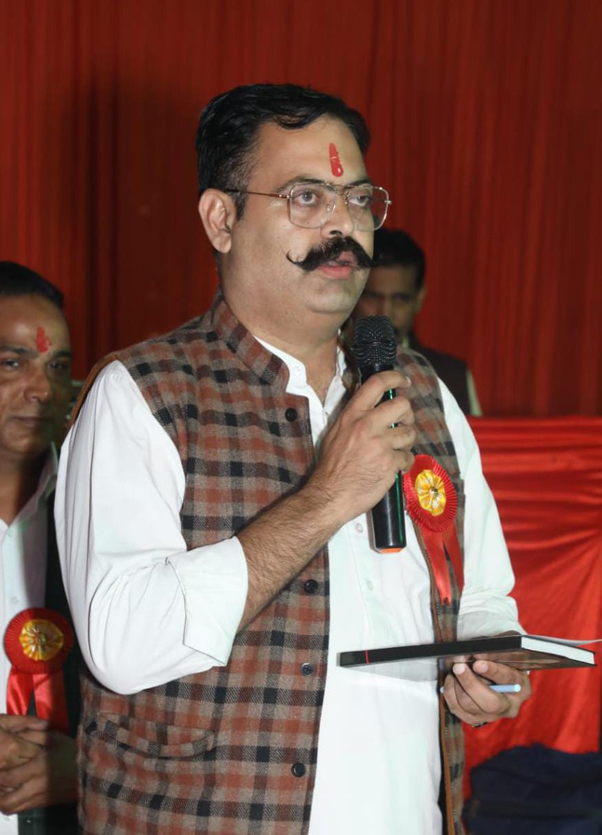 RaviMauryaBJP's tweet photo. Many Congratulations to Munish Sharma Ji on becoming the President of Brahmin Ekta Manch.

#ManishKumarSharma https://t.co/ijzBLTVJPZ