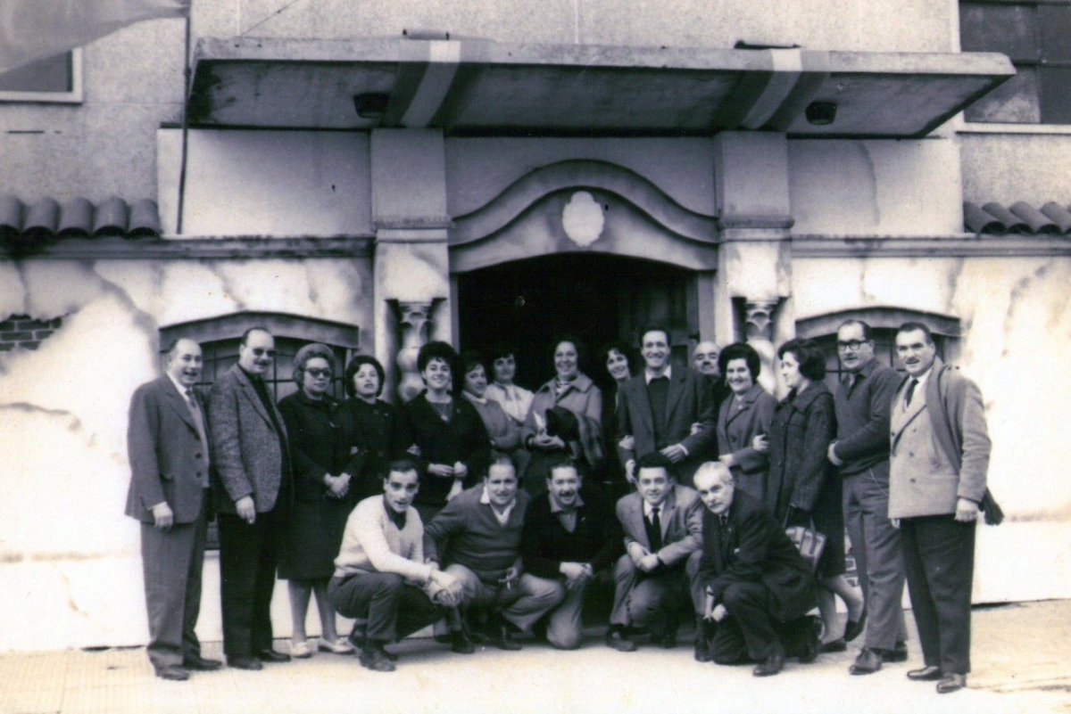 📆 Feliz Día del dirigente deportivo para todos los que trabajaron y trabajan por el bien de nuestro club en más de 111 años de historia.

Los clubes los hacen sus socios y socias 🤝

📸 1961 - La Comisión Directiva frente a la Sede Social.