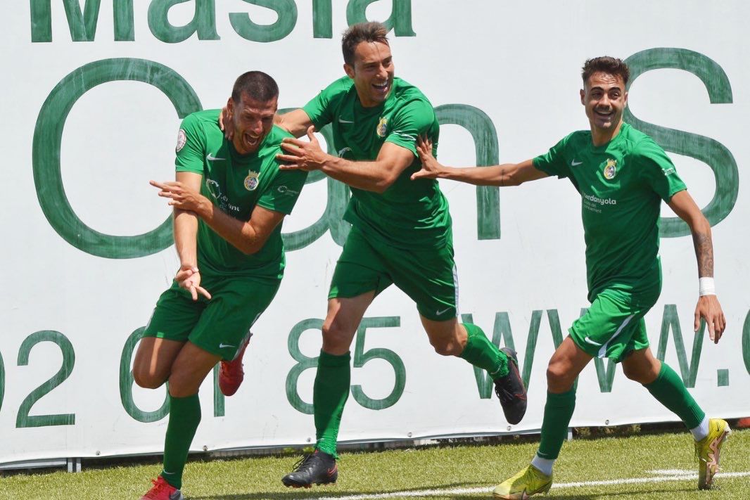 CERDANYOLAFC's tweet photo. #futcat | Victòria i permanència històrica a 2RFEF.

⚽ @CERDANYOLAFC 1️⃣
🆚 @CPCacerenoSAD 0️⃣

📝 La crònica: https://t.co/vEADwx7dR5

💚 #2rfef #cfc #somhiverds https://t.co/RJEbpTPO2s