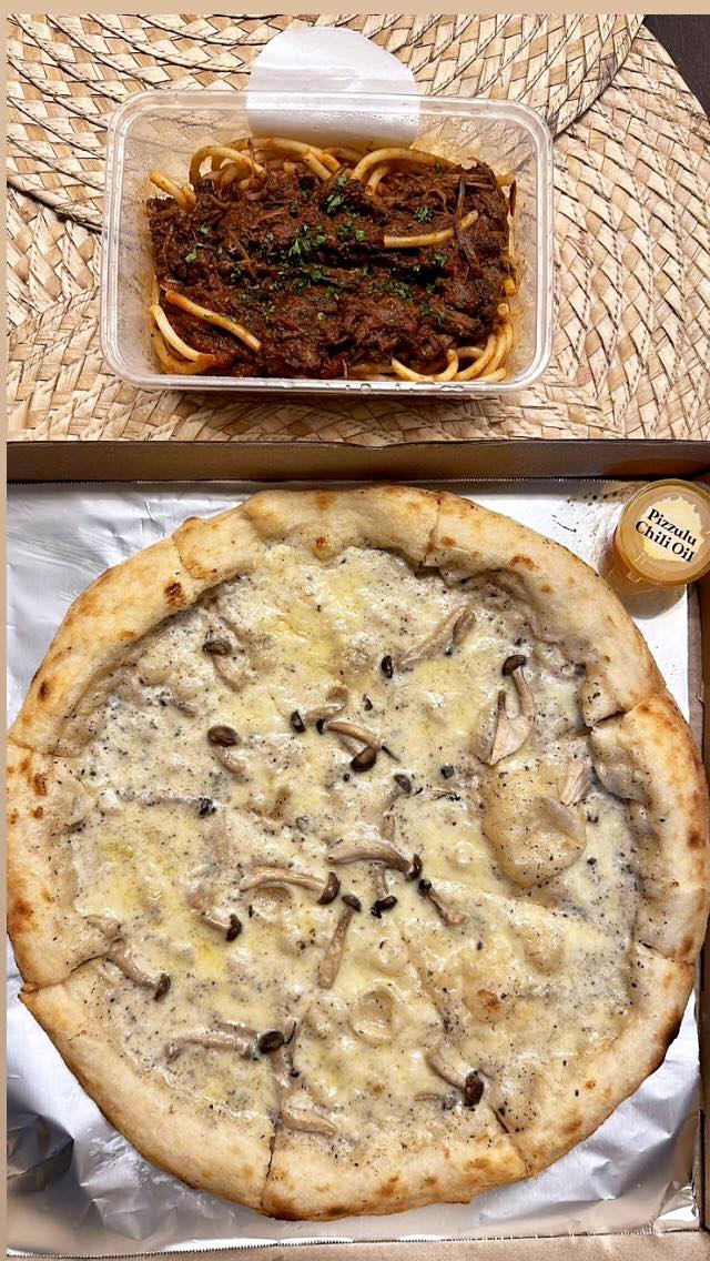 Annickaxyz's tweet photo. Late night cravings...

Solb! 🙃

#Pizzulu https://t.co/YfJnDQ6zB3