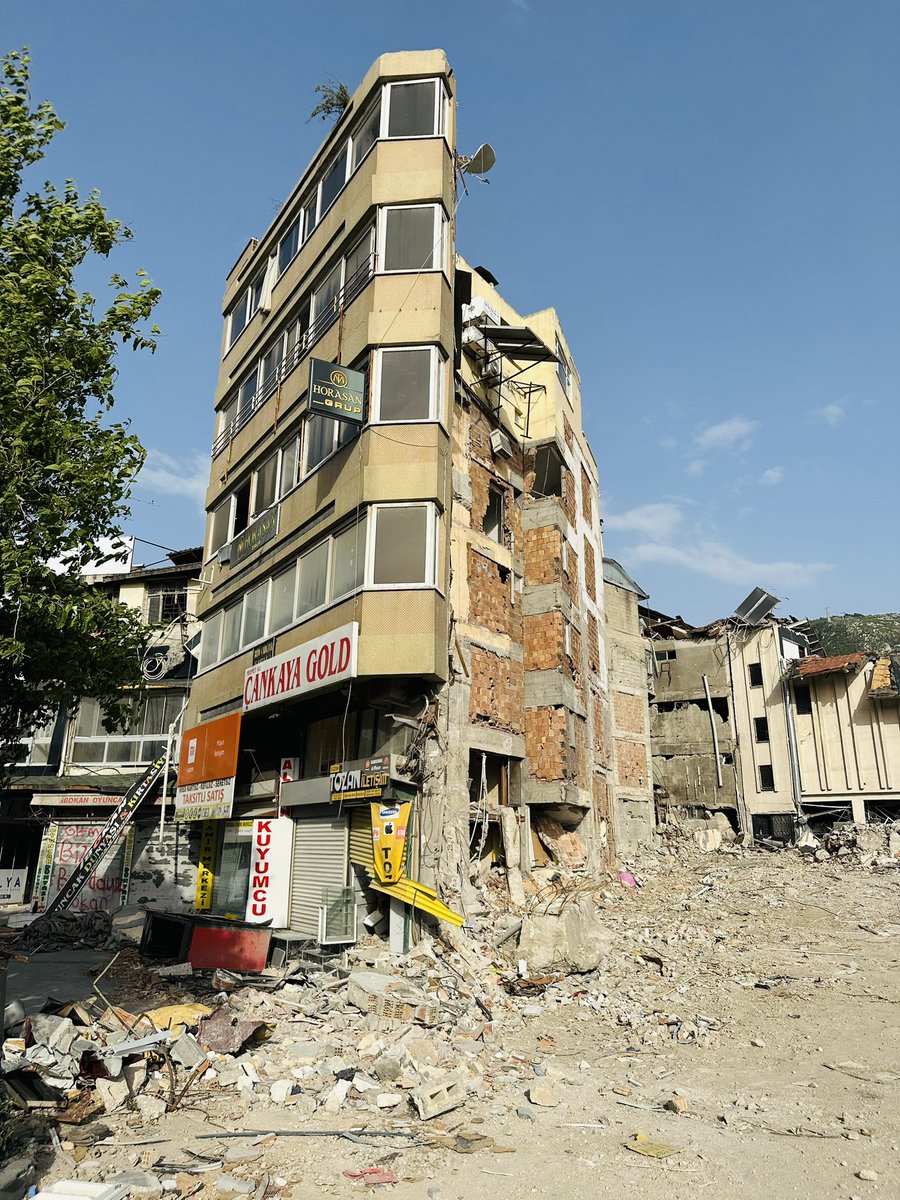 CHSievers's tweet photo. Die Zerstörungen im türkischen Erdbeben Gebiet sind kaum fassbar. Was heisst das für die 🇹🇷Wahl? 

Wir waren rund um Antakya unterwegs. Unser Film 👇
https://t.co/4cLOSbDb68 https://t.co/FL8QXM6ZKc
