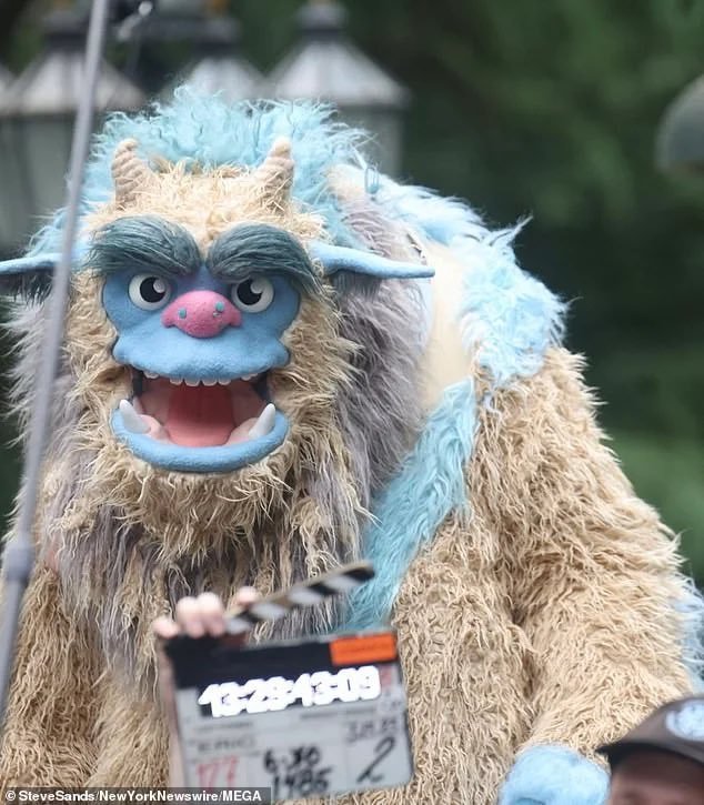 ICE_Bubblefish's tweet photo. Well... is this Sully's dad? 😂😂😂 #bened https://t.co/pE2zUVR8RM