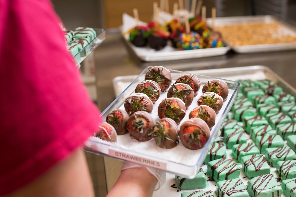 Treat Mom to some fresh chocolate-covered strawberries at Candy Cabin. 🍓 🍫 We have two locations: Wild West Lobby and the New Frontier Lobby just inside Camp Social.

wildernessresort.com/dining/the-can…

#wildernessresort #wisconsindells #mothersday