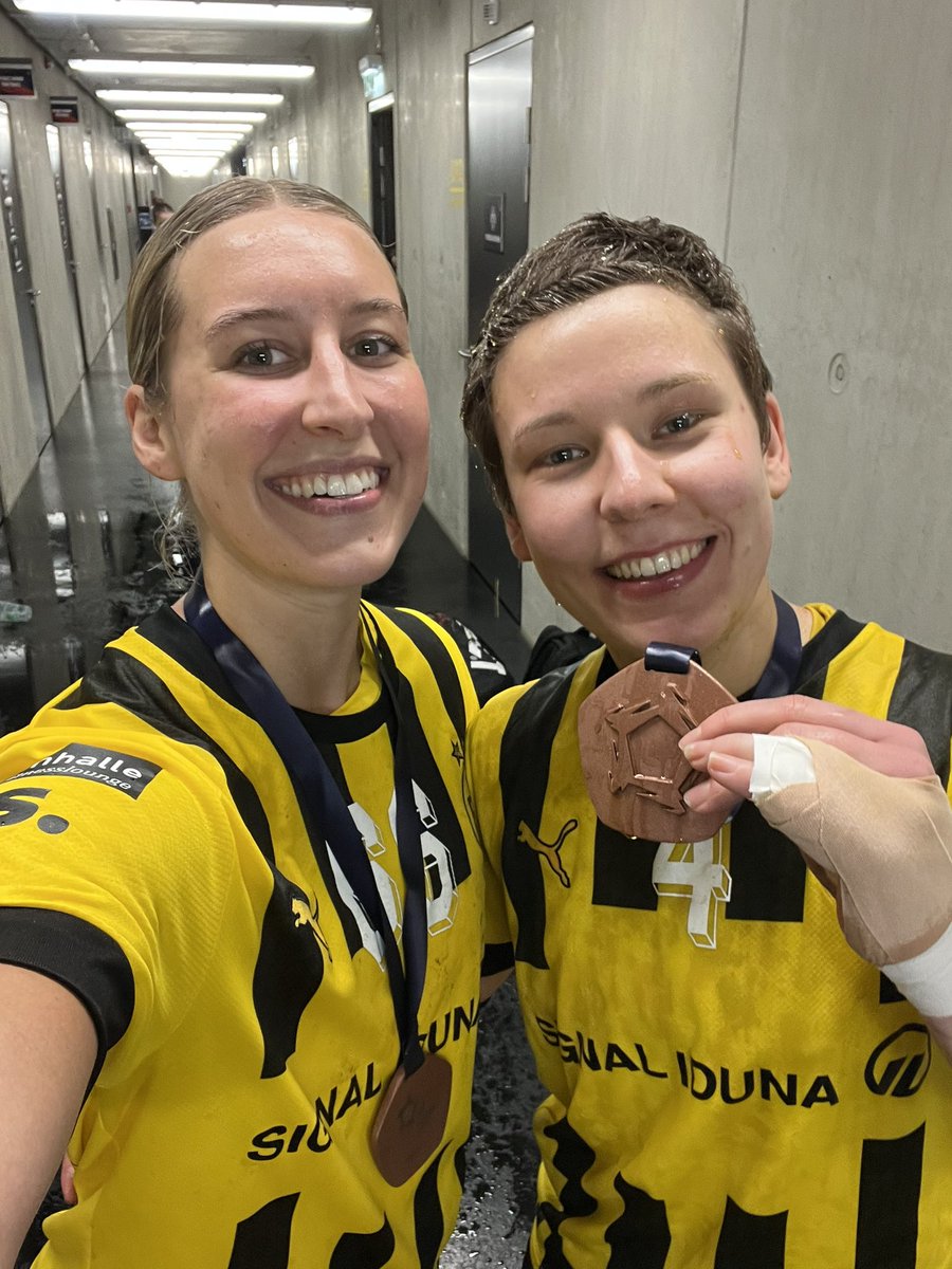 BVB's tweet photo. 🍾 Und noch ein letzter Gruß aus Graz von Dana #Bleckmann und Kapitänin Alina #Grijseels! 🎉 https://t.co/0mEUEWSMok