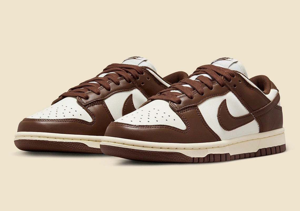 SolelyRich's tweet photo. WMNS Nike Dunk Low
‘Cacao Wow’

Nike Dunk Low's new brown and off-white version features a colorless leather base with contrasting panels, brown swooshes, and tongue branding.

No official release date yet, but expect these in the summer.

#NikeDunk #SolelyRich #NikeDunkLow https://t.co/DyTdNkqrF6