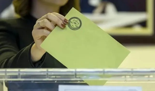 ANKA Haber Ajansı'na göre, İzmir'de sandıkların yüzde 1,5'i açıldı.

➡Kemal Kılıçdaroğlu: Yüzde 58,66 (23 bin 269 oy)  ➡Recep Tayyip Erdoğan: Yüzde 35,88 (14 bin 234 oy)
➡Sinan Oğan: Yüzde 4,79 (bin 901 oy)
➡Muharrem İnce: Yüzde 0,76 (265 oy)