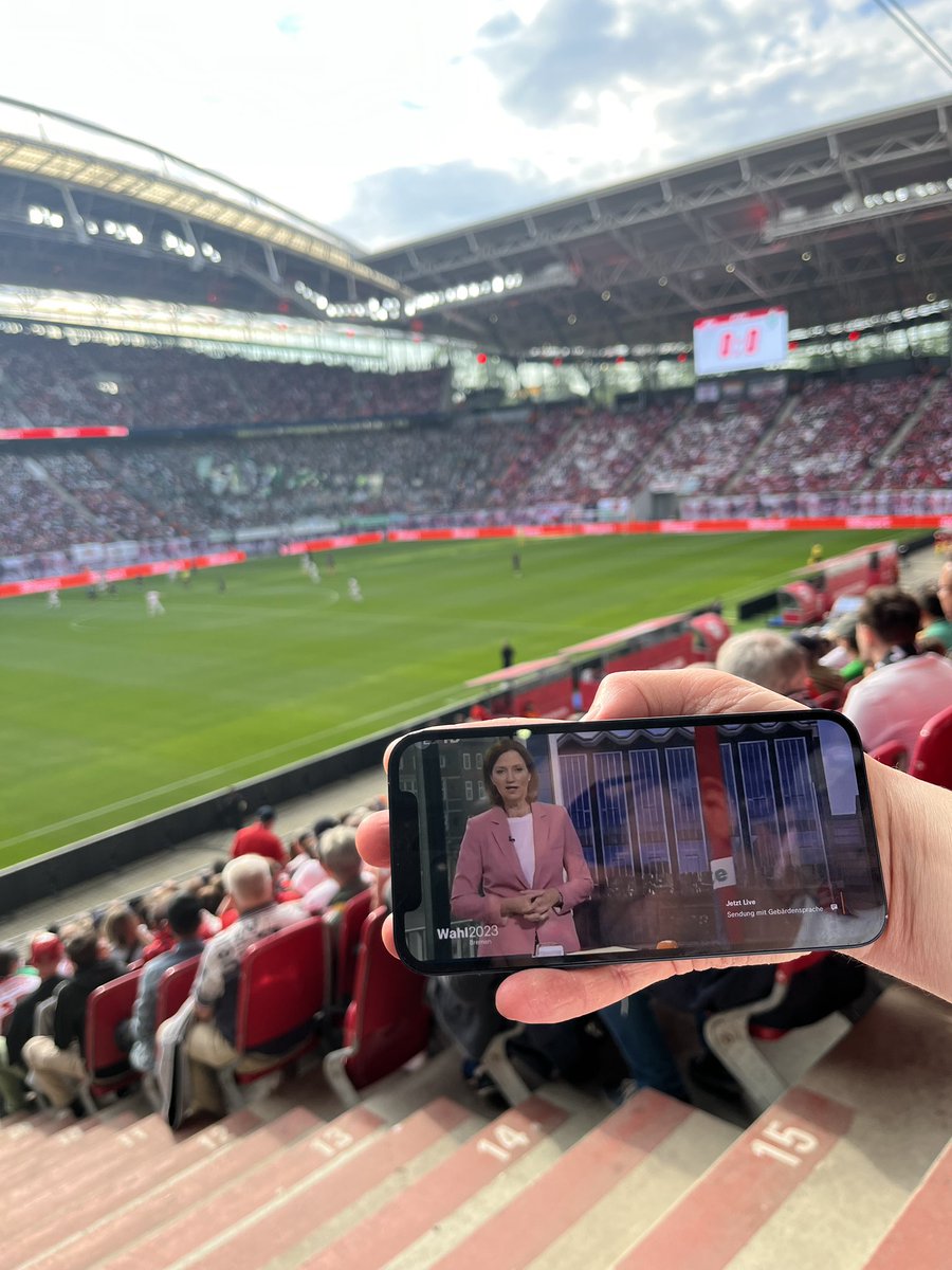 Martin Machowecz (@mmachowecz) on Twitter photo Bremen heute komplett unter Druck, im Stadion und auf dem Display von <a href="/cpollmer/">Cornelius Pollmer</a> (immer im Dienst) #RBLSVW Bremen heute komplett unter Druck, im Stadion und auf dem Display von <a href="/cpollmer/">Cornelius Pollmer</a> (immer im Dienst) #RBLSVW