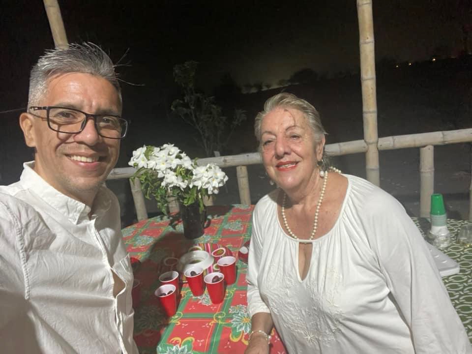 CamiloSalinasOF's tweet photo. 👉Feliz día a todas las #mamitas del mundo en especial tres seres excepcionales ..
Mi Madre linda #MamaMirian
Mi Esposa divina #MamiKarli
Mi Suegra ejemplar #MamiAlexandra https://t.co/fWocDQqqni