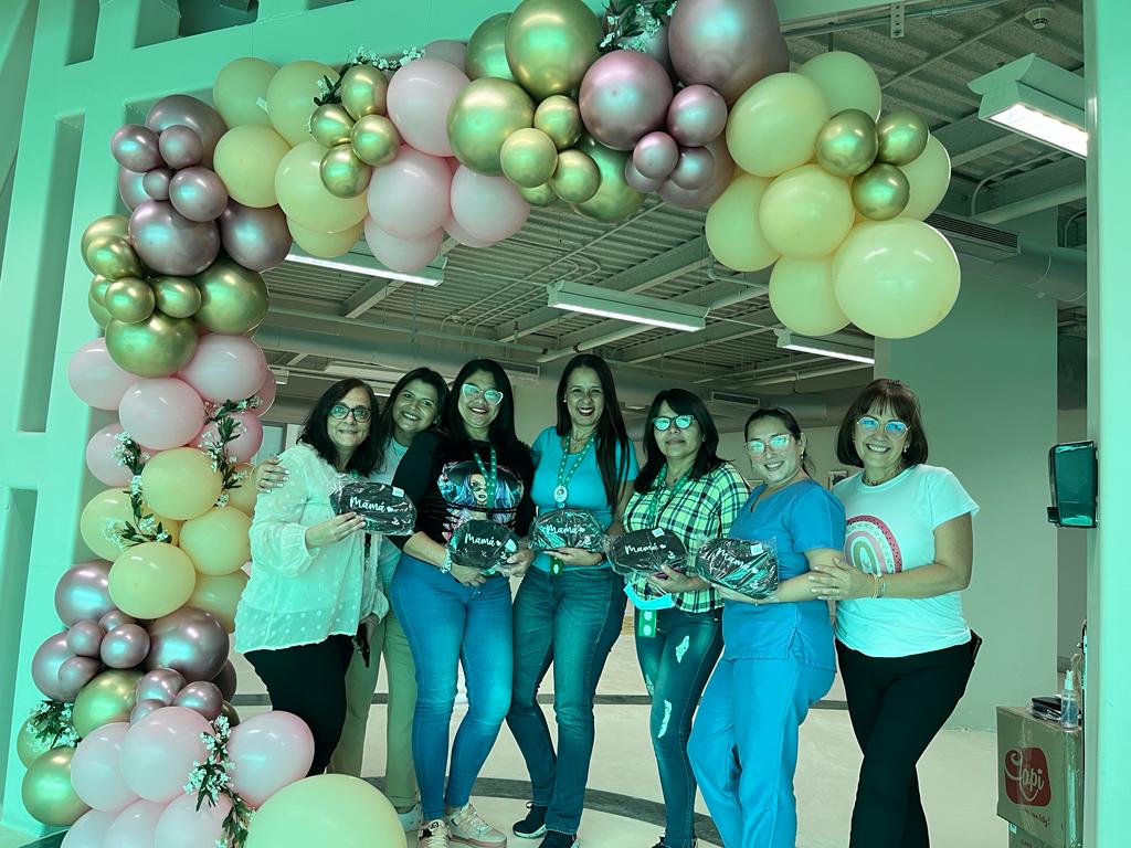 mtortegav's tweet photo. Compartir con más de 1.300 madres en Banesco me llena de orgullo. Ellas nos enseñan los valores propios de una familia, de un hogar y reivindica uno de nuestros principios responsables como es la equidad y la igualdad de oportunidades.

¡Feliz Día de las Madres! https://t.co/GaIfQEKeRy
