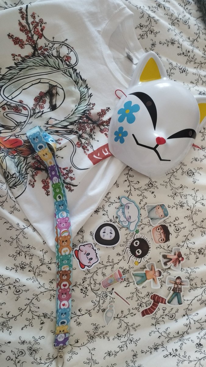 Kolippo1's tweet photo. Look at some cute things I got today!! I went to an anime event and was amazing 🥳🤍 https://t.co/iKFPYQJpEv