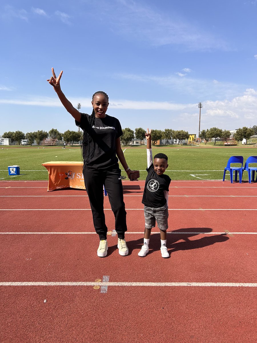 JVWGirlsFootbal's tweet photo. Happy Mothers Day to all our beautiful soccer moms. 💐💙

#1supporters #mothersday #BlueDiamondMoms https://t.co/XtQp6HB5yb
