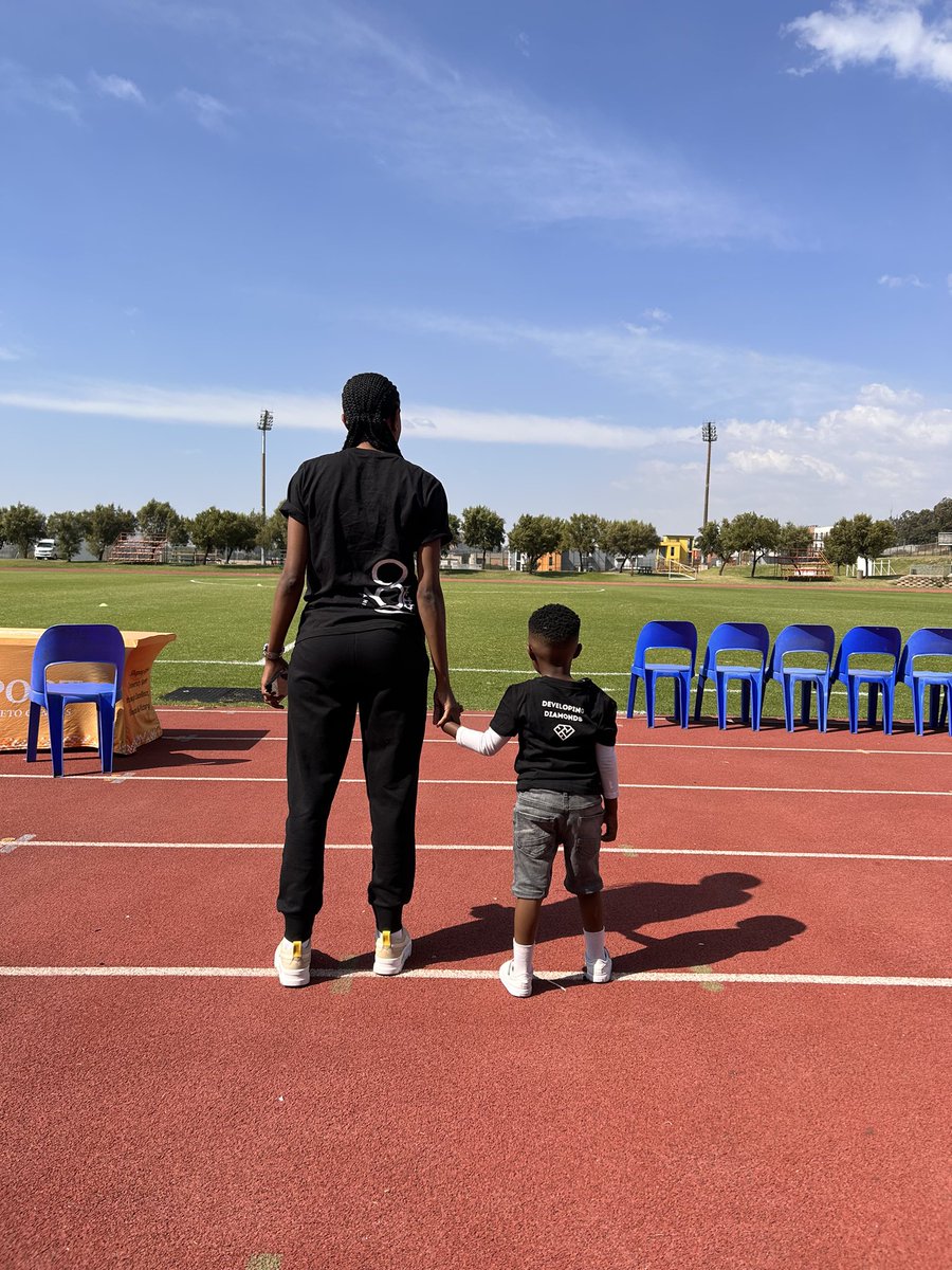 JVWGirlsFootbal's tweet photo. Happy Mothers Day to all our beautiful soccer moms. 💐💙

#1supporters #mothersday #BlueDiamondMoms https://t.co/XtQp6HB5yb
