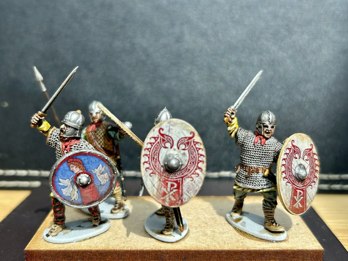 lastltirailleur's tweet image. Just a little bit of what I’ve started working on, Romano British, these are @AtVictrix late Romans , still lots to do and a figure to add to this base,but it’s fair to say these are outstanding figures .