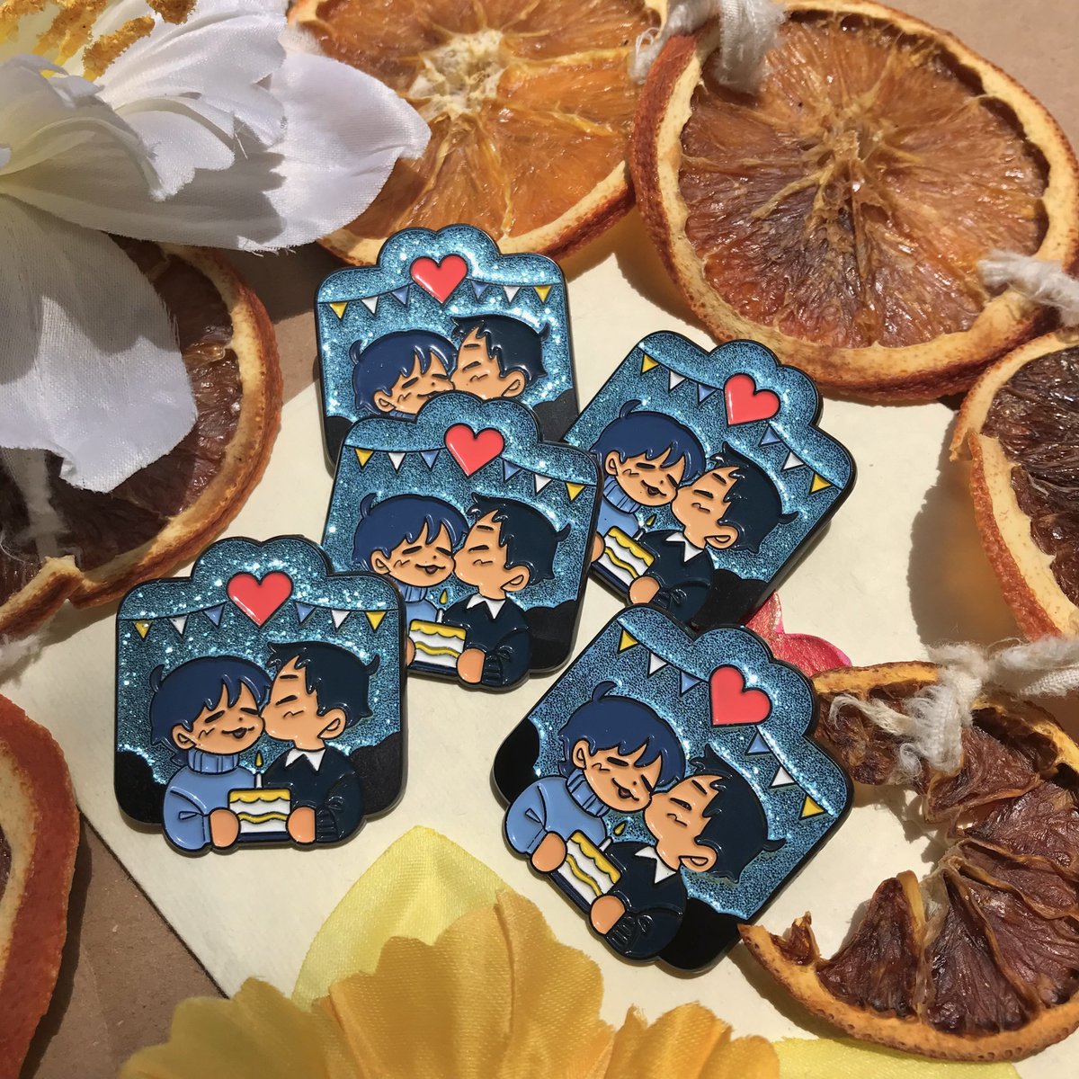 💛 PRODUCTION UPDATE 💛

Our glittery enamel pins have finished production! Check out how cute Jae (@99percentjae)’s namgi looks as they celebrate together 🥹✨