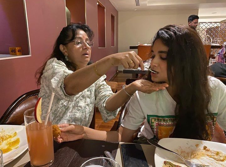 TrendsKeerthy's tweet photo. Mother’s Day Special! ❤️

@KeerthyOfficial @MenakaSuresh4 
#KeerthySuresh #MothersDay https://t.co/G8GvGeMInB