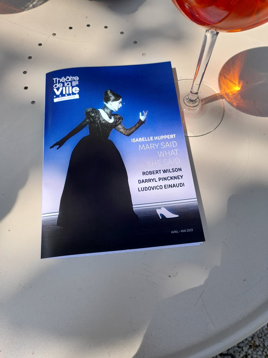#théâtre [Mary said what she said] avec <a href="/isabellehuppert/">Isabelle Huppert</a> ... une merveille... mise en scène exceptionnelle, lumière et son grandioses... le tout joué admirablement... un moment de pur bonheur, de pure magie.