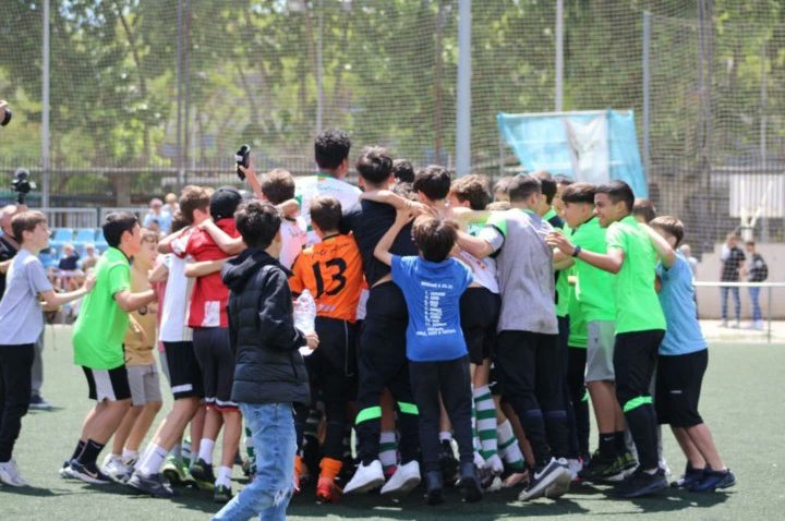 uesants's tweet photo. INFANTIL A

CAMPIONS DE LLIGA❗
SOM DE PREFERENT ❗

Felicitats a jugadors i cos tècnic. Quina gran feina durant tota la temporada

📸 @agm.photoss._

#orgullsantsenc⚪🟢 https://t.co/1fRbbNNcOq