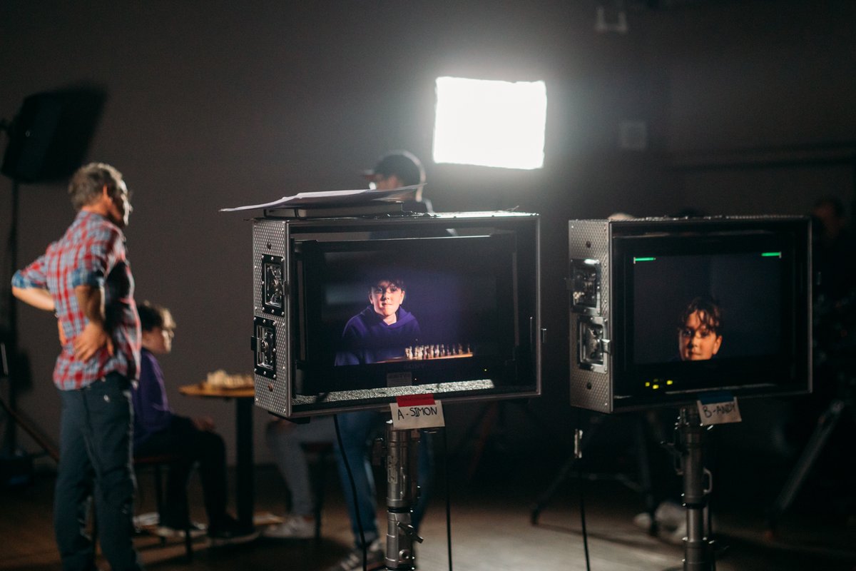 Members of @livetheatre's Youth Theatre have been enjoying a Weekend Escape into the world of TV with #RobsonGreen. @samwonfor popped into rehearsals to see them all in ACTION! Pics: @VonFoxUK culturednortheast.co.uk/2023/05/14/rob…