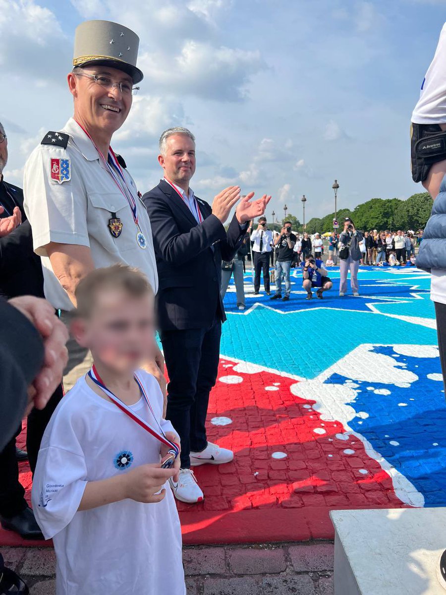 JCCOMBE's tweet photo. Très heureux d’avoir participé à la marche solidaire organisée par le @Gouv_mili_Paris au profit du @BleuetFrance.

Soutenir les actions d’aide aux blessés, aux familles endeuillées des armées et aux victimes du terrorisme, ça nous concerne tous.

Merci à tous les participants.👏🏼 https://t.co/EH4zEN9zTj