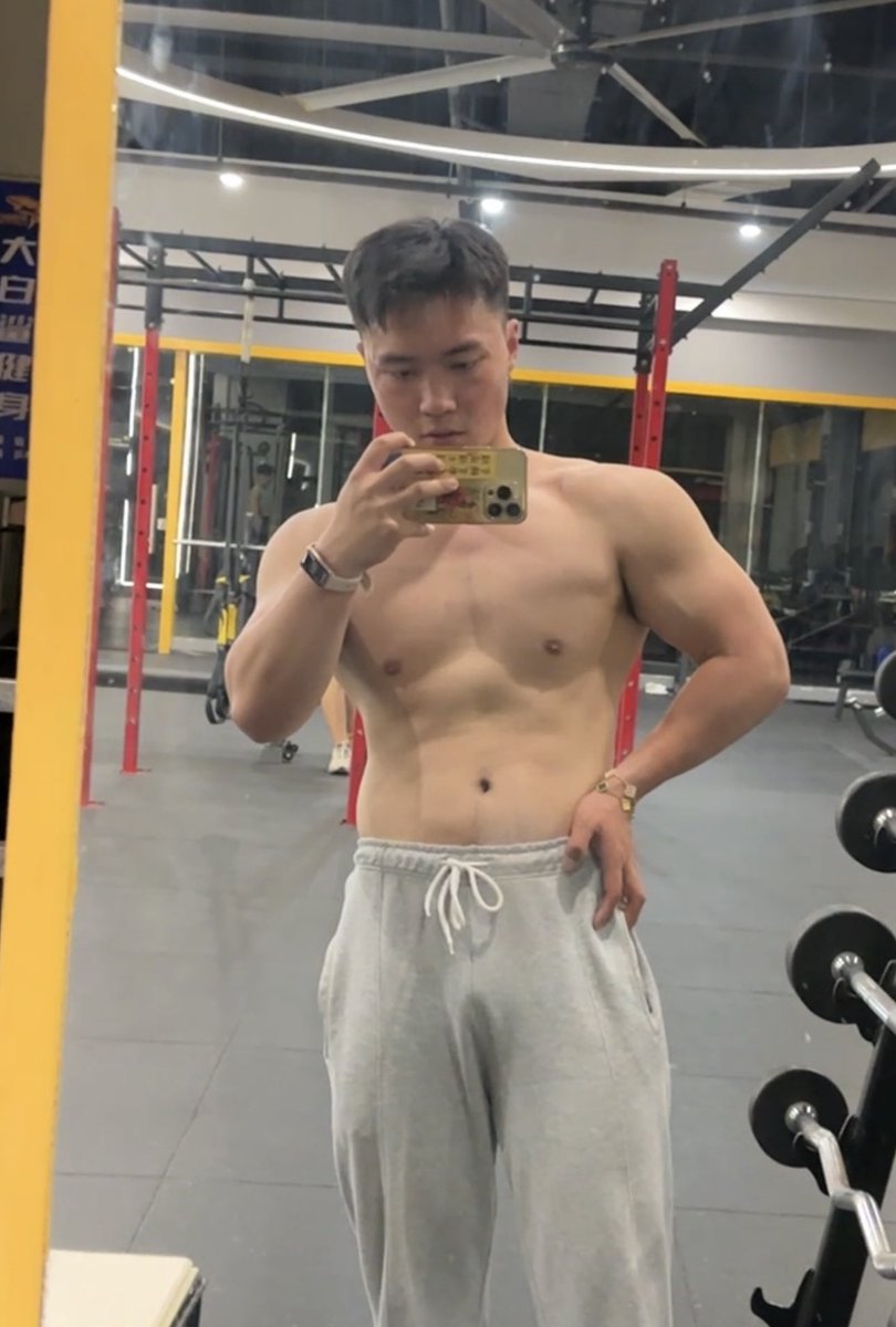 GrealtWQ's tweet photo. 晒黑了  #gym #健身 #背 https://t.co/GLiqQfY3KO