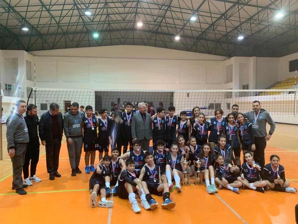 Senin ve arkadaşlarının mücadeleci ruhu bizi ayakta tutuyor annem. Nefes alabiliyorsak eğer sebebi sizsiniz, mücadeleci ruhunuz, spor aşkınız...
Çok ama çok seviyoruz sizi Şampiyonlar...
#isiasortakdavamız