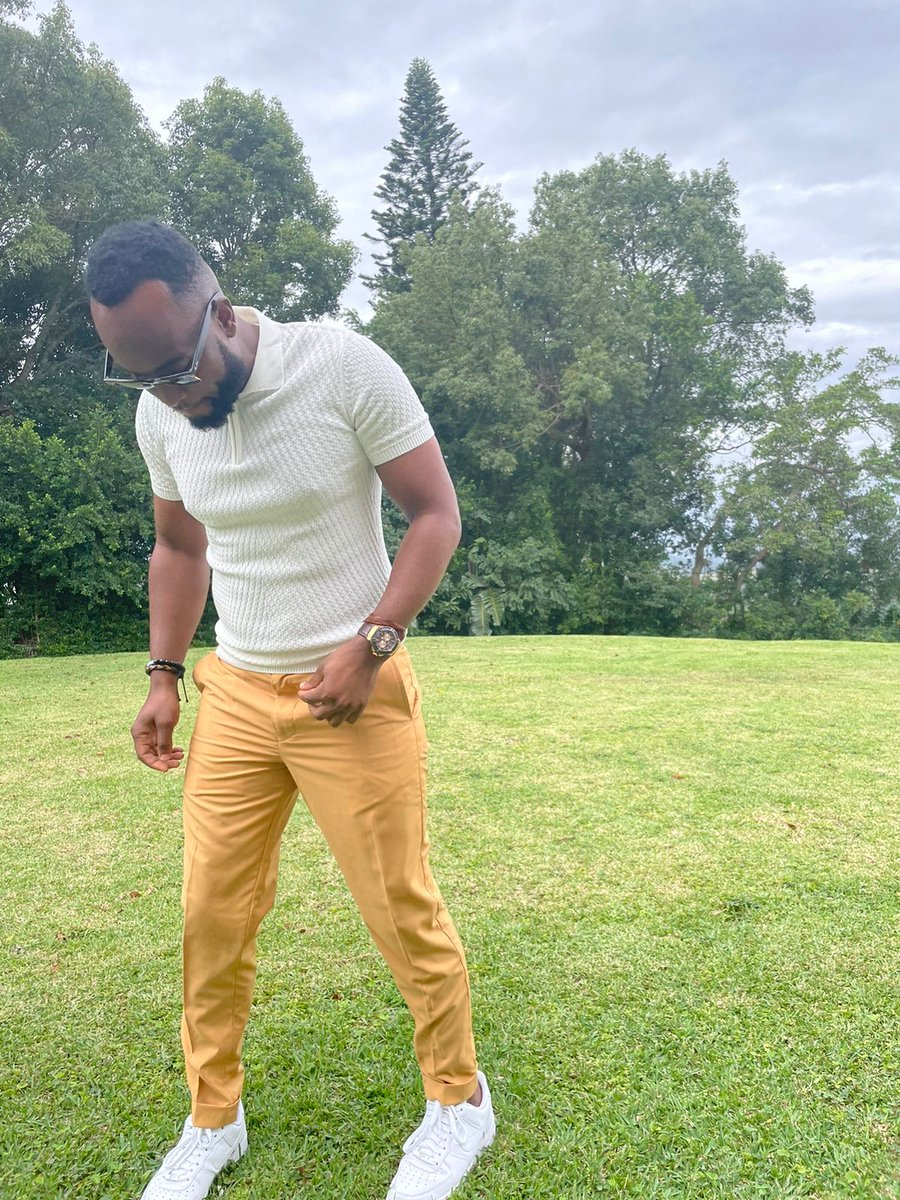 SekzaSA's tweet image. Banana look 🍌 #style #fashion #colercode #semiformal #creative #djsekza #suit&amp;amp;takkies #golftees