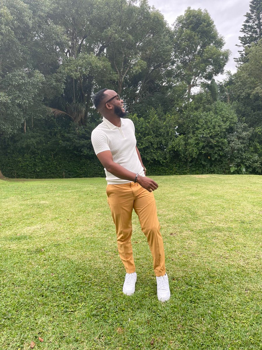 SekzaSA's tweet image. Banana look 🍌 #style #fashion #colercode #semiformal #creative #djsekza #suit&amp;amp;takkies #golftees