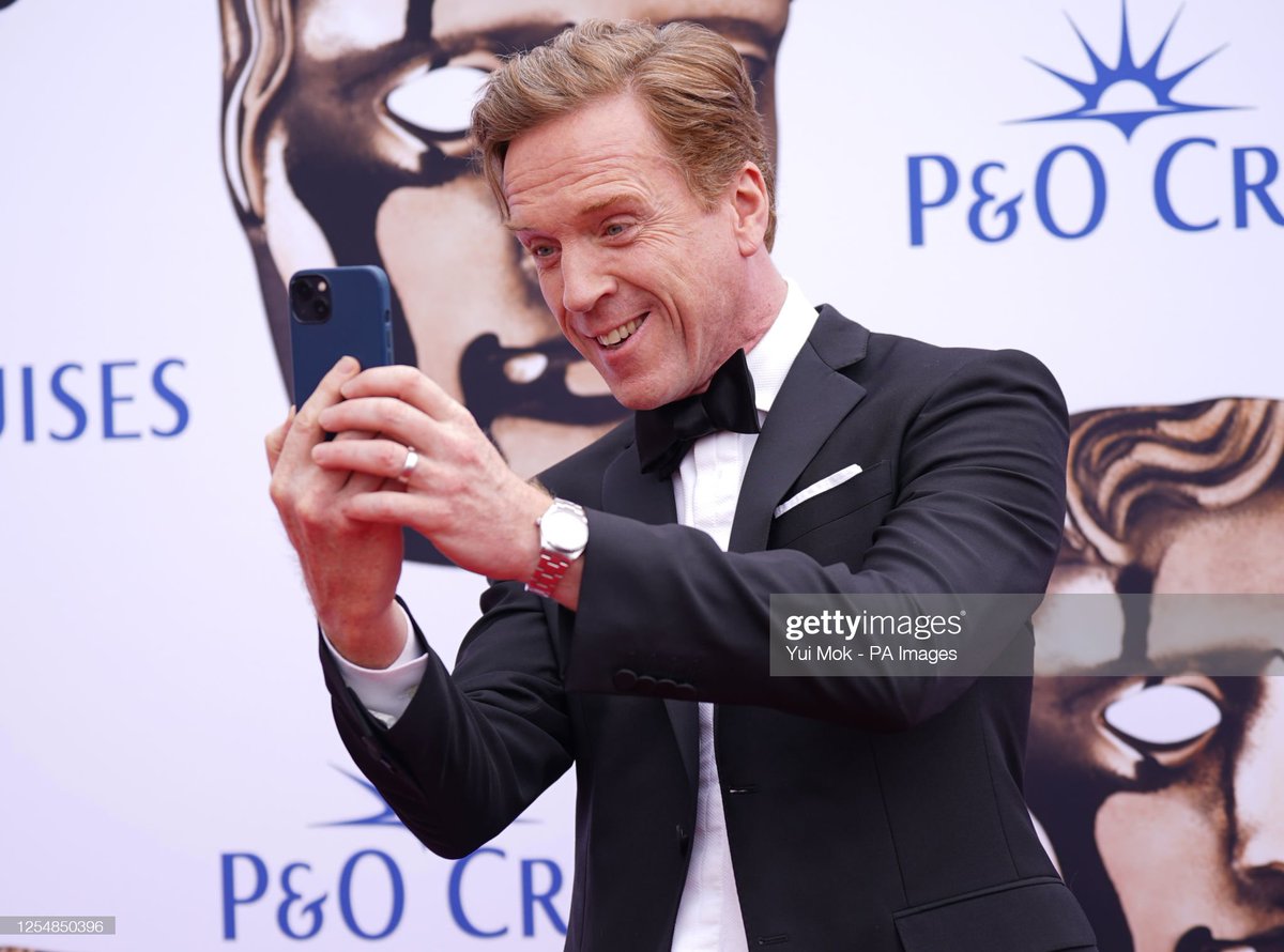 GingersnapDamo's tweet photo. Damian Lewis HAMS it up as he walks the red cart at this year's BAFTA Television Awards for A Spy Among Friends, LOL! Visit our gallery here: https://t.co/rXN7Llb5lD   #DamianLewis #ASpyAmongFriends #BAFTARedCarpet #BAFTATVAwards #BAFTATVAwards2023 #BAFTATelevisionAwards https://t.co/Sb1ayXXu9W