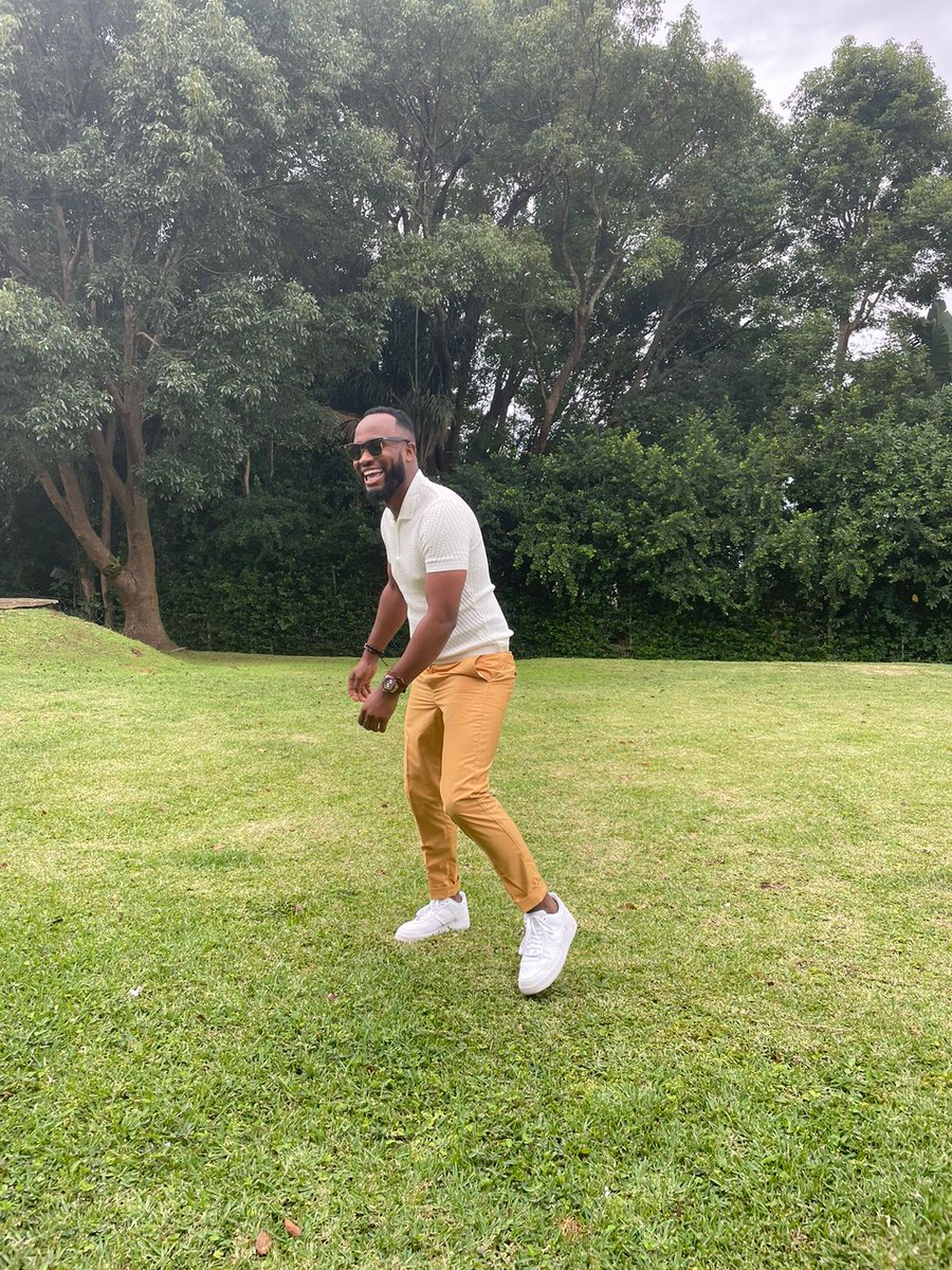 SekzaSA's tweet image. Banana look 🍌 #style #fashion #colercode #semiformal #creative #djsekza #suit&amp;amp;takkies #golftees