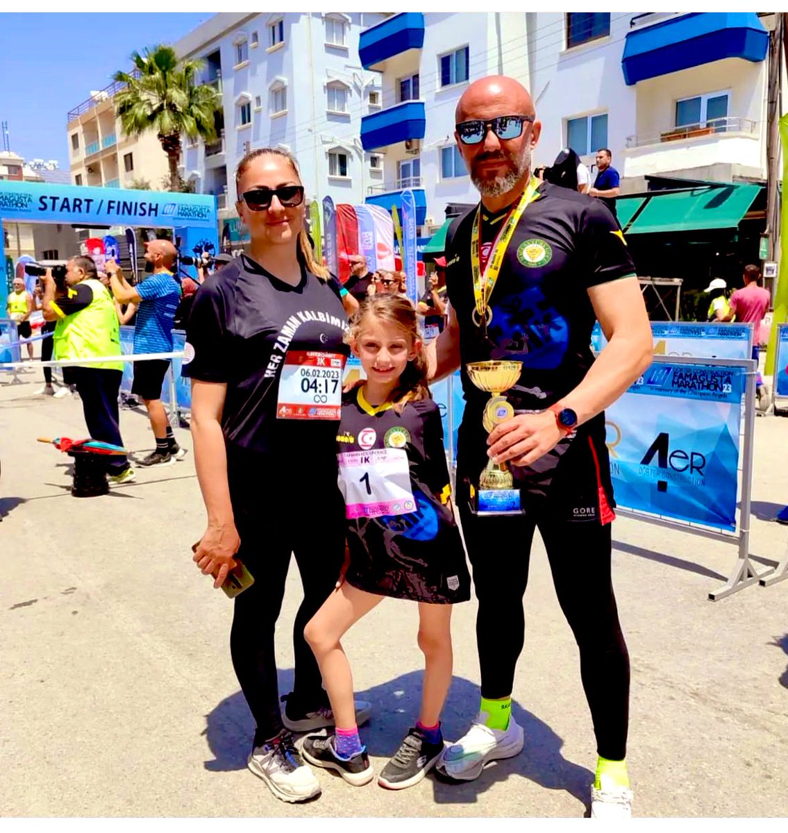 Ne kadar mükemmel bir aile değil mi? İçlerinin iyiliği yüzlerine yansımış, doğru. Ama aile eksik. Bu aileyi de diğerleri gibi yarım bıraktınız. Hesabını vereceksiniz! Biz hepimiz, siz tek tek hesap soracağız sizden! #isiasaortakdavamız