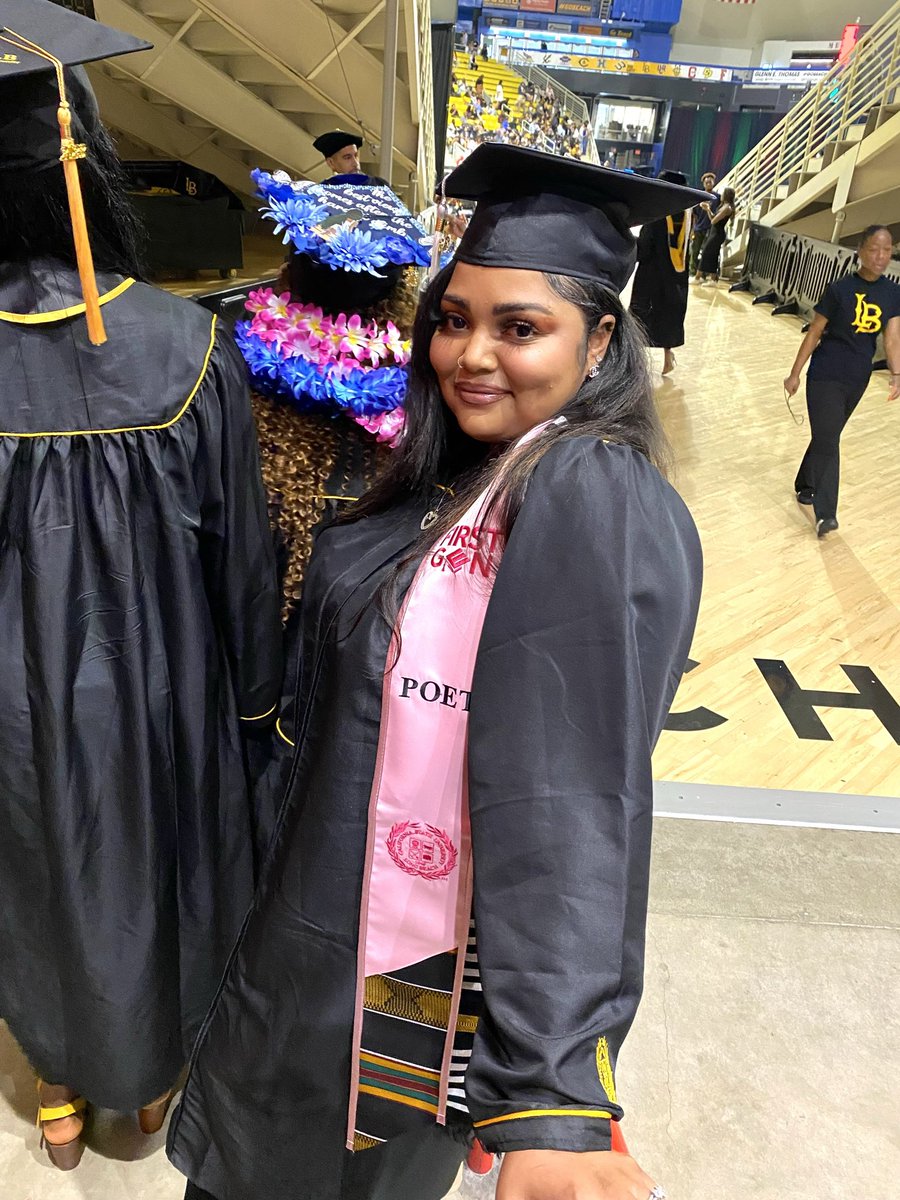 BreezyDinero's tweet image. Black Grad Cultural Ceremony ✨🍾🏁

#IssaGraduate