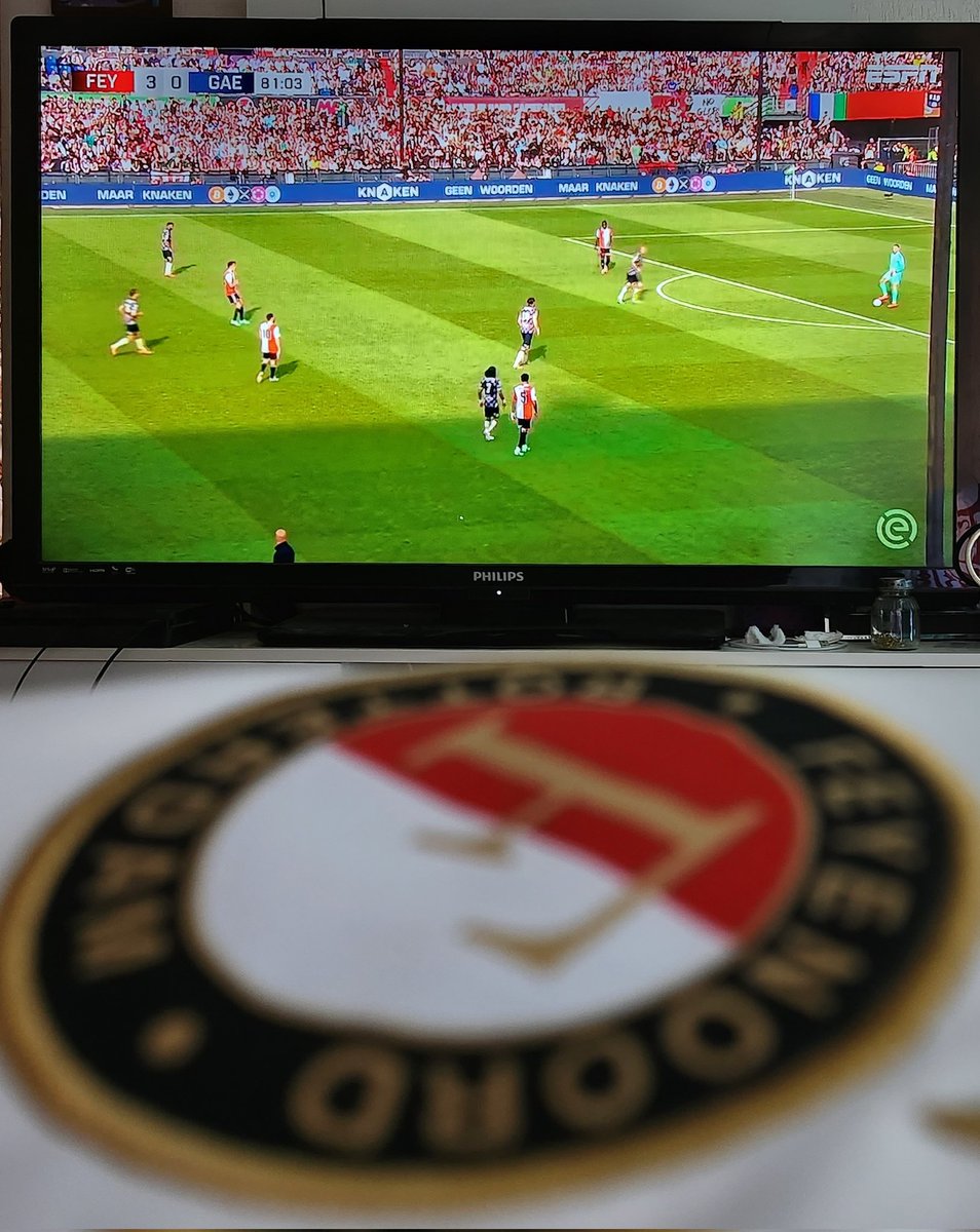 soloburgos's tweet photo. @mg_michel @MARIOCARRILLOY2 #EredivisiexESPN aquí esperando que le den el título al @Feyenoord de mi santi. https://t.co/EftZ0xe9JD